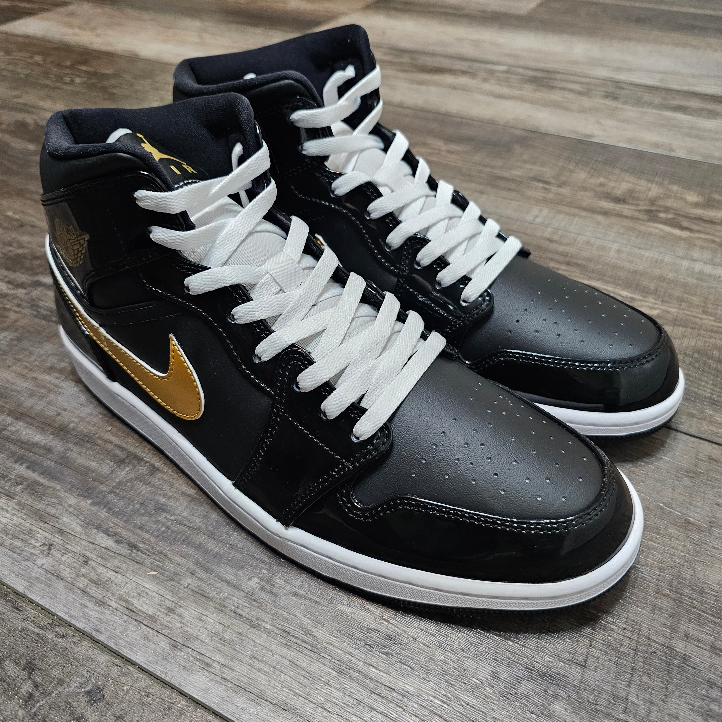 Two tone Black and Gold Jordan 1 SE - Custom Colorway